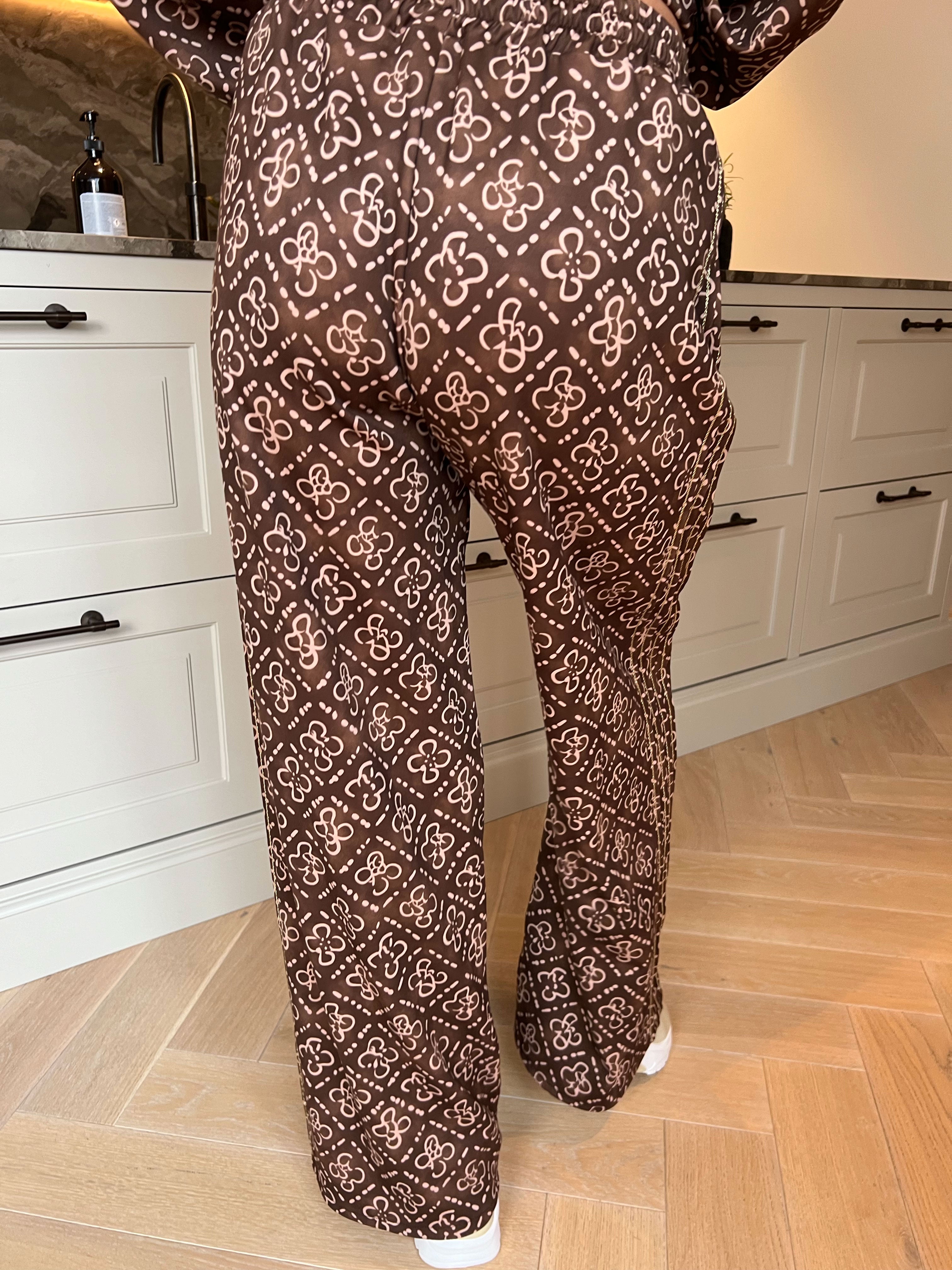 Dream Pattern - Plus size träningsoverall i viskos med trendigt mönster och gulddetaljer